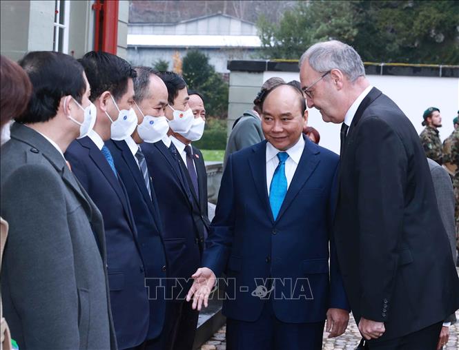 Tổng thống Liên bang Thụy Sĩ chủ trì Lễ đón chính thức Chủ tịch nước Nguyễn Xuân Phúc Chú thích ảnh