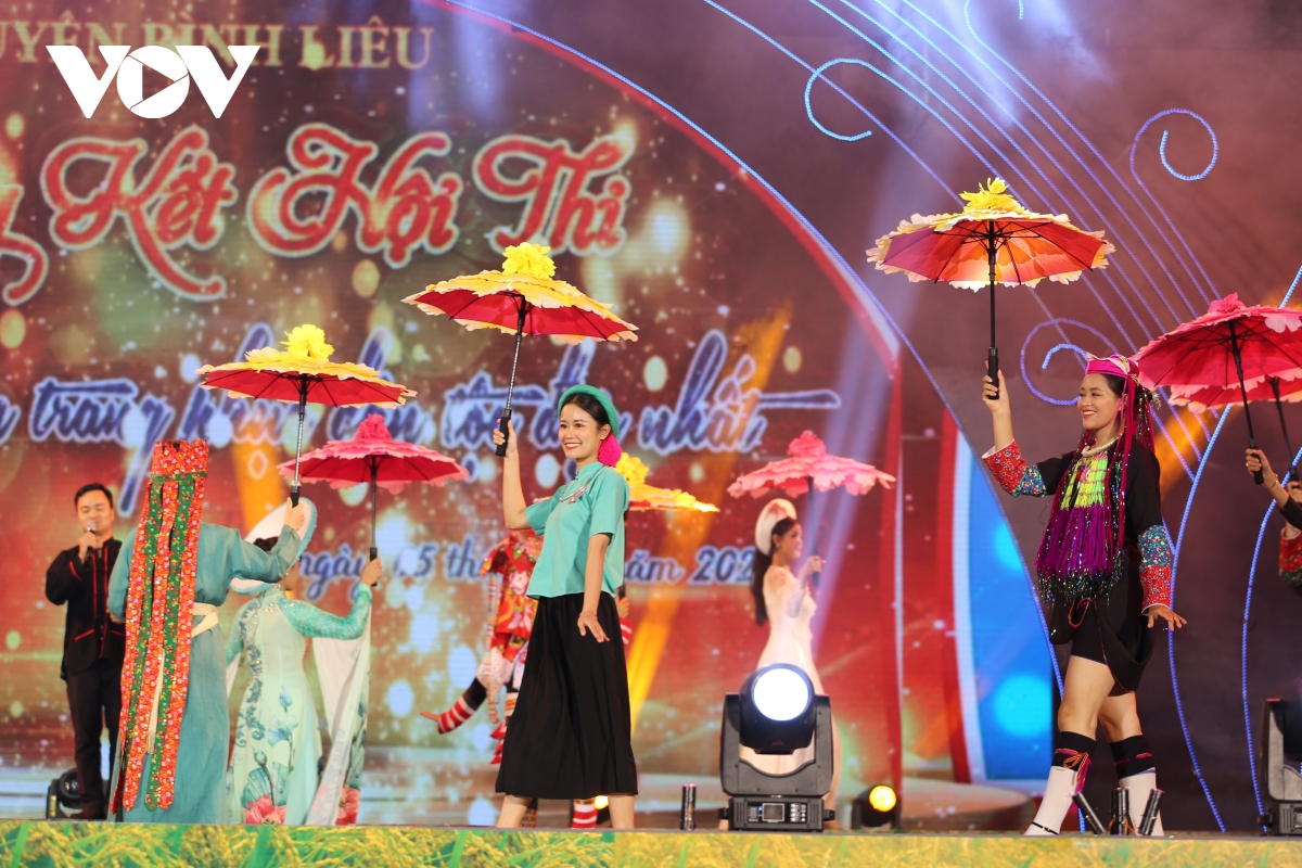 Dua trang phuc truyen thong vao truong hoc hinh anh 5