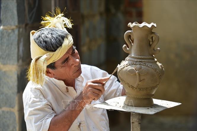 Nghệ thuật làm gốm của người Chăm được UNESCO ghi danh Chú thích ảnh