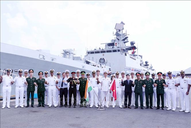 Đội tàu Hải quân Ấn Độ thăm hữu nghị TP Hồ Chí Minh Chú thích ảnh