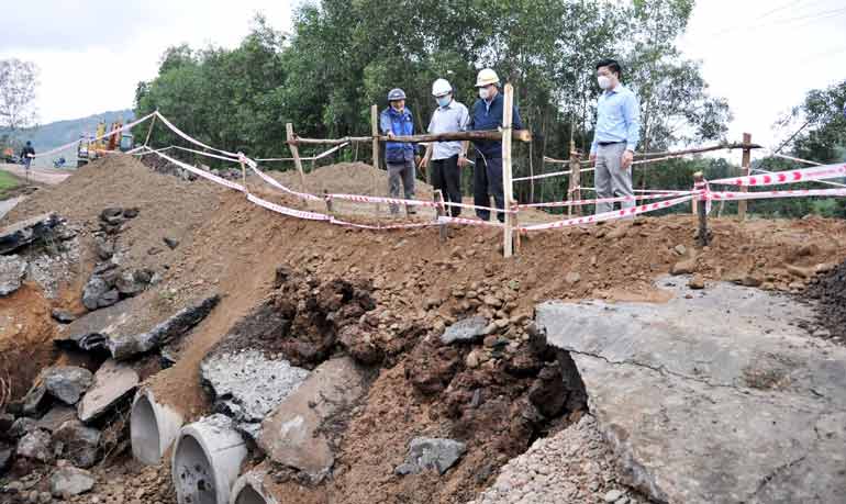 Khẩn trương giúp dân khắc phục hậu quả mưa lũ, ổn định đời sống Khẩn trương giúp dân khắc phục hậu quả mưa lũ, ổn định đời sống