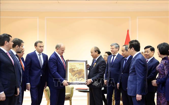 Chủ tịch nước Nguyễn Xuân Phúc tiếp Chủ tịch Đảng Cộng sản Nga Gennady Zyuganov Chú thích ảnh