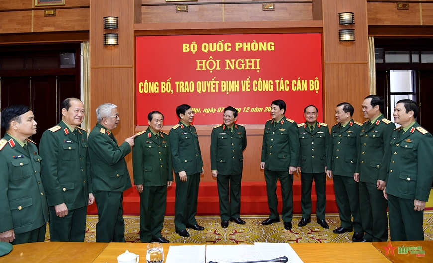 Trao quyết định nghỉ hưu đối với 6 Đại tướng, Thượng tướng Quân đội nhân dân Việt Nam Trao quyết định nghỉ hưu đối với 6 Đại tướng, Thượng tướng Quân đội nhân dân Việt Nam