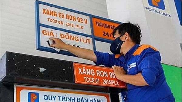 Mỗi lít xăng giảm hơn 1.000 đồng từ 15 giờ 10/12 Mỗi lít xăng giảm hơn 1.000 đồng từ 15 giờ 10/12