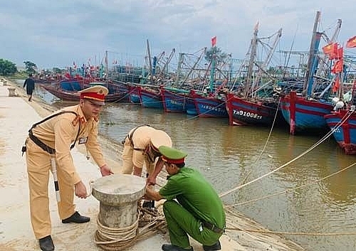 KHẨN CẤP ỨNG PHÓ BÃO RAI: Các địa phương cấm biển, lên kế hoạch sơ tán 240.000 dân KHẨN CẤP ỨNG PHÓ BÃO RAI: Các địa phương cấm biển, lên kế hoạch sơ tán 240.000 dân