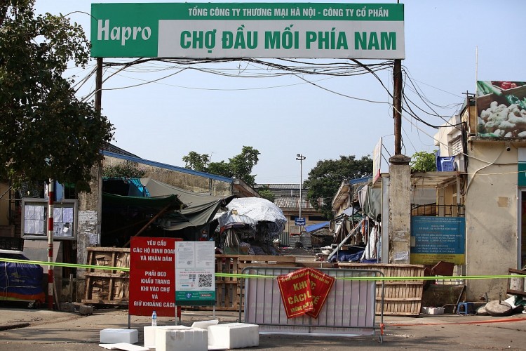 Chợ đầu mối phía Nam ở Hà Nội bị phong toả. 