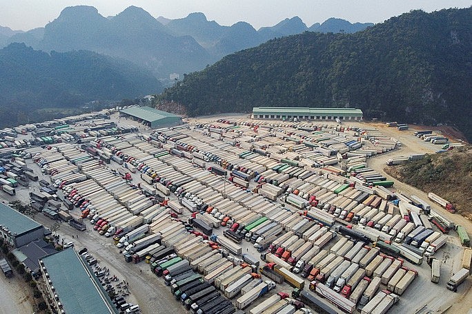Hàng ngàn xe container chở hàng hóa ùn ứ tại các cửa khẩu ở Lạng Sơn.