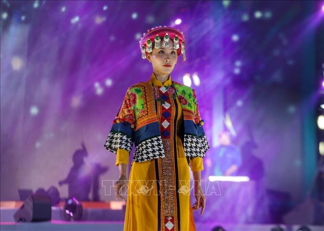 Hà Nội rộn ràng trong Đêm Nhạc hội Áo dài du lịch Chú thích ảnh