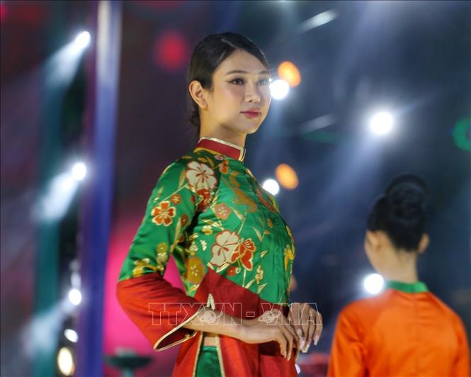 Hà Nội rộn ràng trong Đêm Nhạc hội Áo dài du lịch Chú thích ảnh