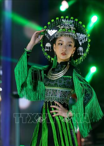 Hà Nội rộn ràng trong Đêm Nhạc hội Áo dài du lịch Chú thích ảnh