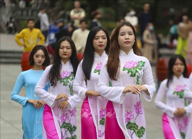 Màn đồng diễn áo dài của sinh viên trong chiều đông Hà Nội Chú thích ảnh