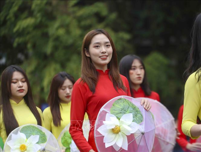 Màn đồng diễn áo dài của sinh viên trong chiều đông Hà Nội Chú thích ảnh