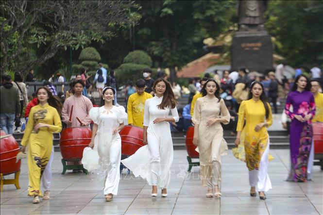 Màn đồng diễn áo dài của sinh viên trong chiều đông Hà Nội Chú thích ảnh