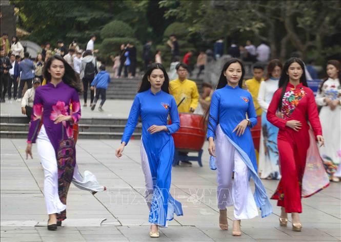 Màn đồng diễn áo dài của sinh viên trong chiều đông Hà Nội Chú thích ảnh