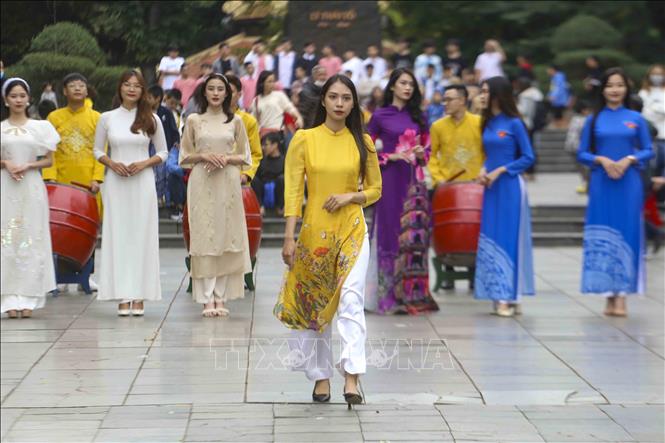 Màn đồng diễn áo dài của sinh viên trong chiều đông Hà Nội Chú thích ảnh