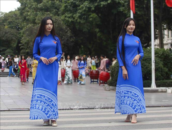 Màn đồng diễn áo dài của sinh viên trong chiều đông Hà Nội Chú thích ảnh