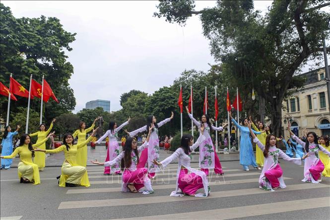 Màn đồng diễn áo dài của sinh viên trong chiều đông Hà Nội Chú thích ảnh