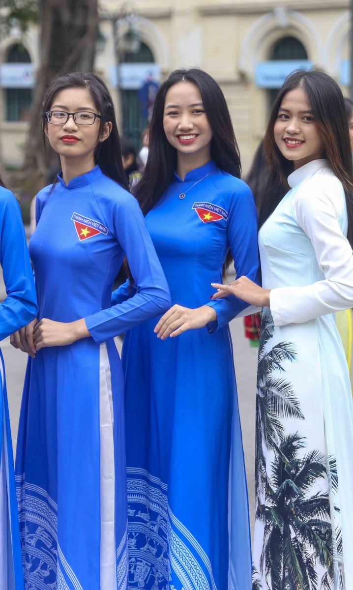 Màn đồng diễn áo dài của sinh viên trong chiều đông Hà Nội Chú thích ảnh