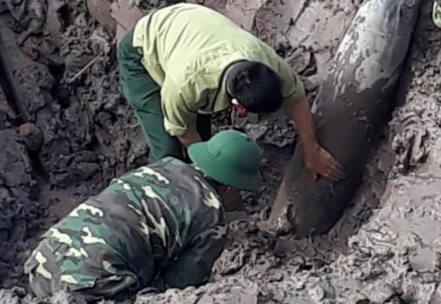 Hải Dương: Thi công tuyến bờ kè, phát hiện quả bom còn nguyên hình dạng, nặng 300kg Hải Dương: Thi công tuyến bờ kè, phát hiện quả bom còn nguyên hình dạng, nặng 300kg
