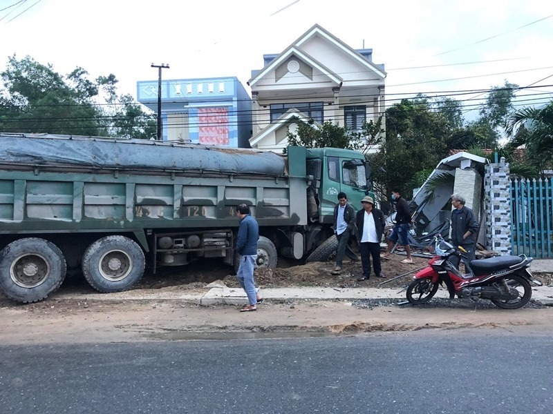 Tin tức tai nạn giao thông chiều 1/1: Nhà dân bị xe tải tông sập cổng lúc sáng sớm Tin tức tai nạn giao thông chiều 1/1: Nhà dân bị xe tải tông sập cổng lúc sáng sớm