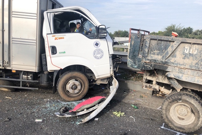 Tin tức tai nạn giao thông chiều 3/1: Xe Hyundai húc văng khối bê tông rồi lật ngửa, phơi bụng giữa đường Tin tức tai nạn giao thông chiều 3/1: Xe Hyundai húc văng khối bê tông rồi lật ngửa, phơi bụng giữa đường