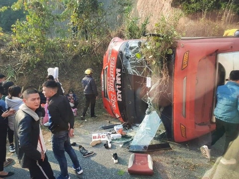 Tin tức tai nạn giao thông sáng 4/1: Hành khách đập cửa kính thoát thân khi xe khách bị lật sau va chạm Tin tức tai nạn giao thông sáng 4/1: Hành khách đập cửa kính thoát thân khi xe khách bị lật sau va chạm