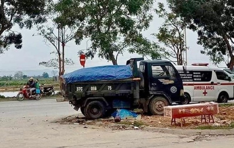 Tin tức tai nạn giao thông sáng 4/1: Hành khách đập cửa kính thoát thân khi xe khách bị lật sau va chạm Tin tức tai nạn giao thông sáng 4/1: Hành khách đập cửa kính thoát thân khi xe khách bị lật sau va chạm