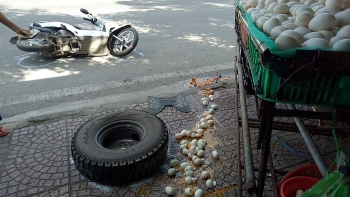Tin tức tai nạn giao thông nổi bật ngày 7/1: Xe tải đang chạy văng bánh làm 1 phụ nữ hứng 