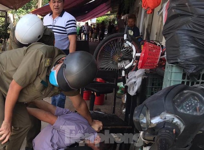 Tin tức pháp luật chiều 10/1: Thanh niên ôm bình gas đòi ‘tự sát’ trong xóm trọ vì mẹ không cho tiền Tin tức pháp luật chiều 10/1: Thanh niên ôm bình gas đòi ‘tự sát’ trong xóm trọ vì mẹ không cho tiền