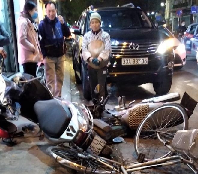 Tin tức tai nạn giao thông nổi bật ngày 11/1: Tài xế lái Toyota Fortuner tông loạt xe máy trên phố Hà Nội Tin tức tai nạn giao thông nổi bật ngày 11/1: Tài xế lái Toyota Fortuner tông loạt xe máy trên phố Hà Nội