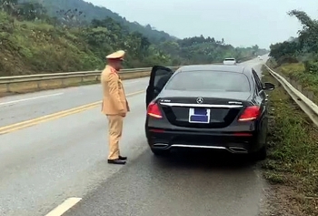 Tài xế Mercedes lại 