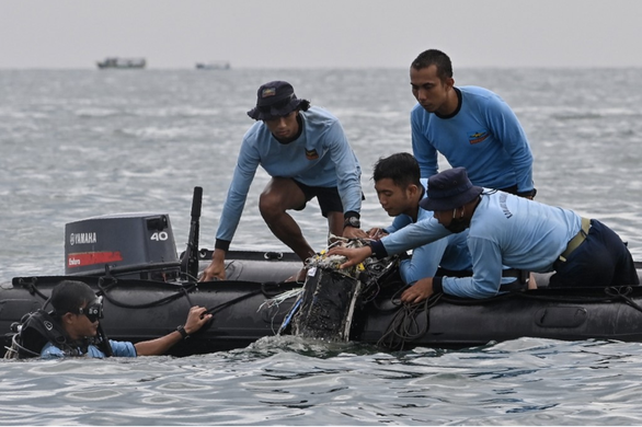 Tìm thấy một hộp đen của máy bay Indonesia gặp nạn Tìm thấy một hộp đen của máy bay Indonesia gặp nạn