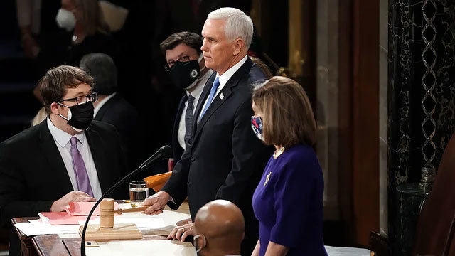 Vì sao Phó Tổng thống Mike Pence từ chối dùng Tu chính án 25 phế truất ông Trump? Vì sao Phó Tổng thống Mike Pence từ chối dùng Tu chính án 25 phế truất ông Trump?