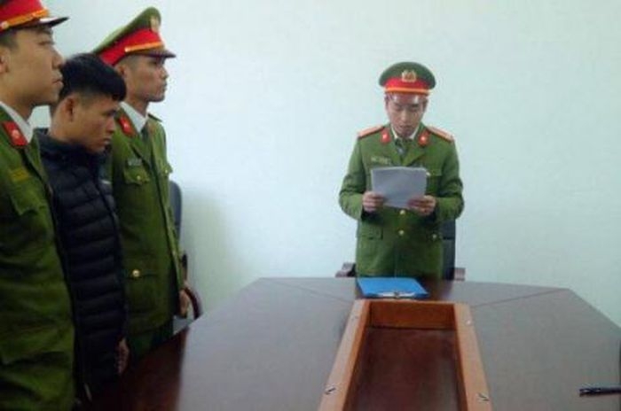 Tin tức pháp luật chiều 14/1: Ngồi ăn bún trên vỉa hè, cô gái bị đâm nhầm suýt chết Tin tức pháp luật chiều 14/1: Ngồi ăn bún trên vỉa hè, cô gái bị đâm nhầm suýt chết