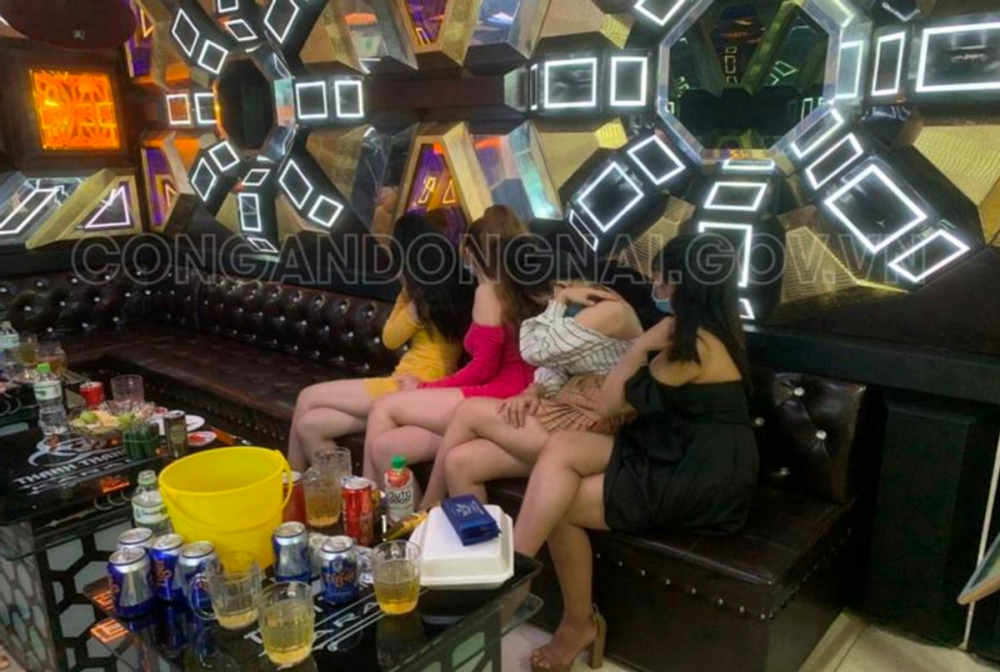 Tin tức pháp luật chiều 16/1: Kiểm tra quán karaoke, phát hiện nhóm 