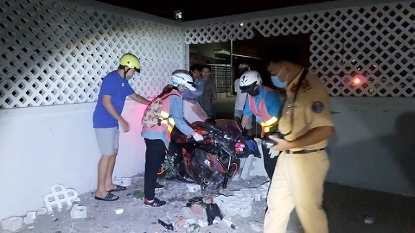 Tin tức tai nạn giao thông ngày 17/1: Xe máy đâm sầm vào ôtô dừng đỗ bên đường, 2 người chết tại chỗ Tin tức tai nạn giao thông ngày 17/1: Xe máy đâm sầm vào ôtô dừng đỗ bên đường, 2 người chết tại chỗ
