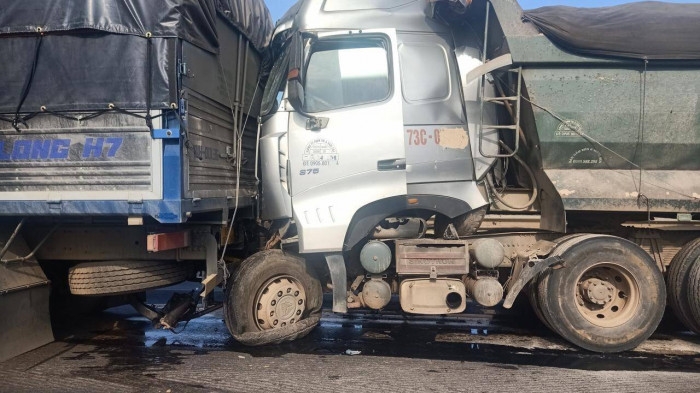 Tin tức tai nạn giao thông nổi bật ngày 21/1: Nữ sinh bị xe ben cán tử vong khi sang đường Tin tức tai nạn giao thông nổi bật ngày 21/1: Nữ sinh bị xe ben cán tử vong khi sang đường