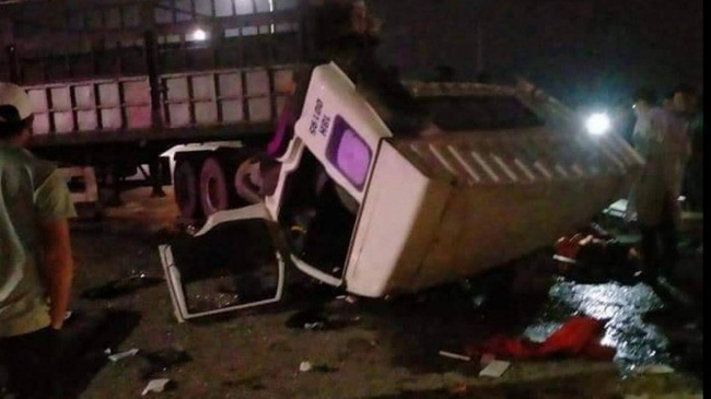 Tin tức tai nạn giao thông nổi bật ngày 25/1: Xe máy va chạm kinh hoàng với ô tô bán tải, 2 người chết Tin tức tai nạn giao thông nổi bật ngày 25/1: Xe máy va chạm kinh hoàng với ô tô bán tải, 2 người chết