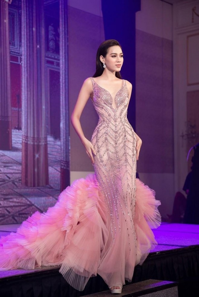 Cận cảnh loạt đầm dạ hội giúp mỹ nhân Việt thăng hoa trên đấu trường quốc tế năm 2021 Cận cảnh loạt đầm dạ hội giúp mỹ nhân Việt thăng hoa trên đấu trường quốc tế năm 2021