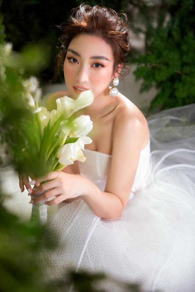 Hoa hậu Đỗ Mỹ Linh khoe nhan sắc kiều diễm khi mặc váy cưới, đốn gục mọi ánh nhìn Hoa hậu Đỗ Mỹ Linh khoe nhan sắc kiều diễm khi mặc váy cưới, đốn gục mọi ánh nhìn