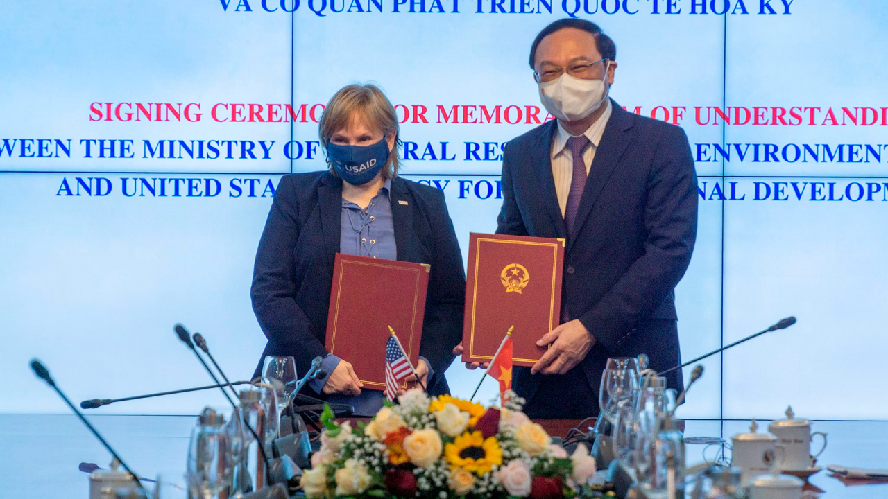 USAID và Bộ TN&MT ký bản ghi nhớ hợp tác giải quyết những thách thức biến đổi khí hậu USAID và Bộ TN&MT ký bản ghi nhớ hợp tác giải quyết những thách thức biến đổi khí hậu