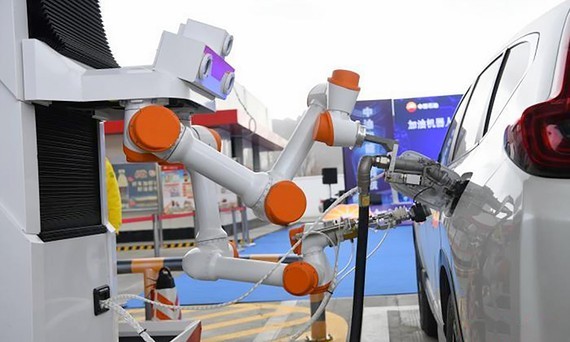 Trung Quốc: trạm xăng ngoài trời sử dụng 100% robot phục vụ Trung Quốc: trạm xăng ngoài trời sử dụng 100% robot phục vụ