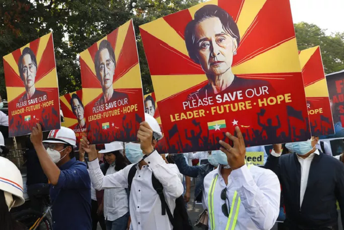 Quân đội Myanmar gia hạn giam giữ bà Aung San Suu Kyi Quân đội Myanmar gia hạn giam giữ bà Aung San Suu Kyi