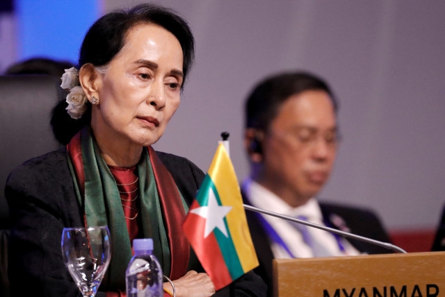 Bà Suu Kyi chuẩn bị hầu tòa trực tuyến với nhiều cáo buộc từ chính quyền quân sự Bà Suu Kyi chuẩn bị hầu tòa trực tuyến với nhiều cáo buộc từ chính quyền quân sự