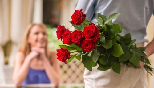 Ngày 8/3 nên tặng gì cho bạn gái để tình cảm thêm bền chặt?