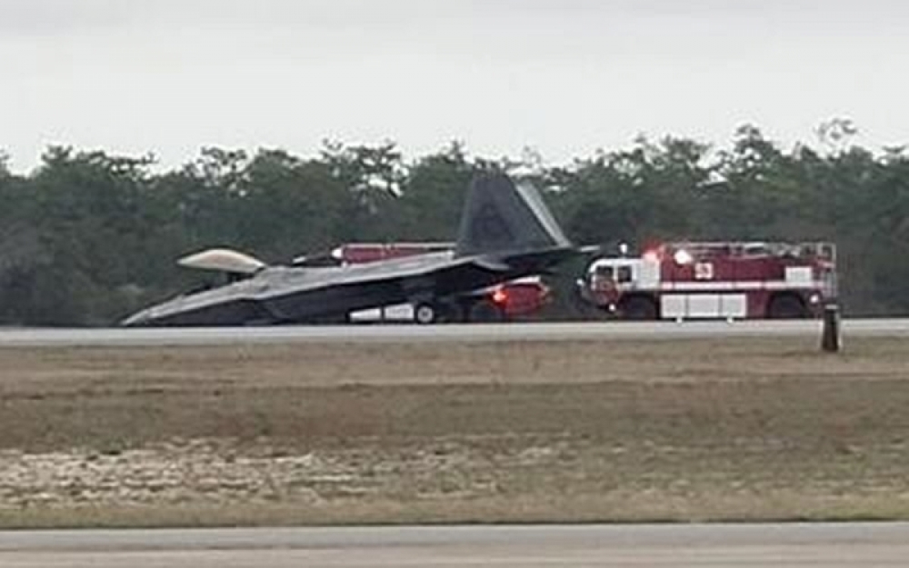 Tiêm kích F-22 Raptor Mỹ hạ cánh khẩn cấp bằng mũi, nhiều khả năng do bị sập càng Tiêm kích F-22 Raptor Mỹ hạ cánh khẩn cấp bằng mũi, nhiều khả năng do bị sập càng