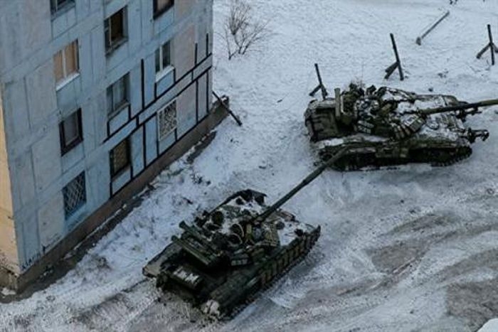 Ukraine tiếp tục tăng cường xe tăng, pháo tự hành tới Donbass Ukraine tiếp tục tăng cường xe tăng, pháo tự hành tới Donbass