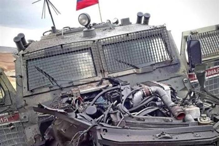 Thiết giáp Tiger của Quân cảnh Nga bị xé toạc phần đầu sau khi dính bom của phiến quân Thiết giáp Tiger của Quân cảnh Nga bị xé toạc phần đầu sau khi dính bom của phiến quân