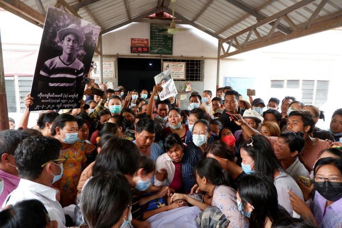 Quân đội Myanmar bất ngờ nổ súng vào đám tang nam sinh viên tử vong sau biểu tình Quân đội Myanmar bất ngờ nổ súng vào đám tang nam sinh viên tử vong sau biểu tình