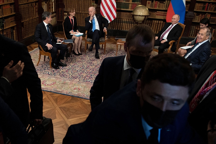 Phóng viên Nga - Mỹ xô đẩy nhau gây hỗn loạn Hội nghị thượng đỉnh Putin-Biden Phóng viên Nga - Mỹ xô đẩy nhau gây hỗn loạn Hội nghị thượng đỉnh Putin-Biden